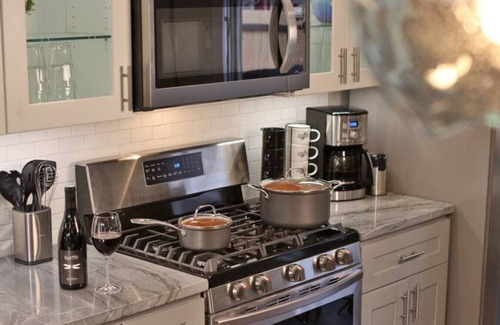 College Place House | Fieldview Loft · Brand New Property! Fieldview, close to S Wineries