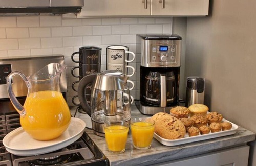 College Place House | Fieldview Loft · Brand New Property! Fieldview, close to S Wineries