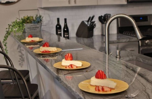 College Place House | Fieldview Loft · Brand New Property! Fieldview, close to S Wineries