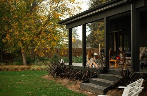 Arundel House | Fiery Peak Eco-Retreat with Stargazing & Hot tub
