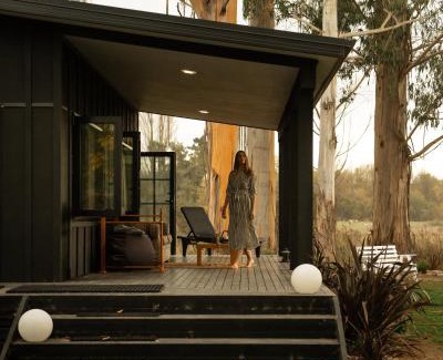Arundel House | Fiery Peak Eco-Retreat with Stargazing & Hot tub