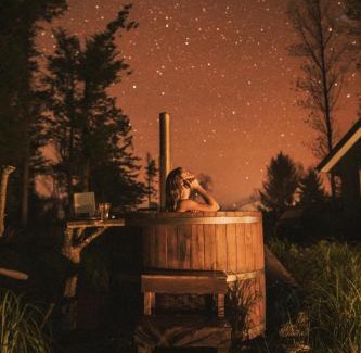 Arundel House | Fiery Peak Eco-Retreat with Stargazing & Hot tub