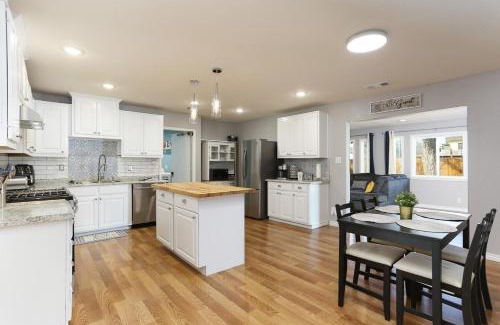 Arena District Apartment | Fiesta! mins to Frost Bank CTR, Riverwalk Alamo