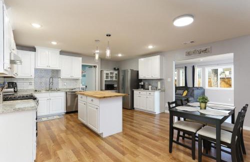 Arena District Apartment | Fiesta! mins to Frost Bank CTR, Riverwalk Alamo