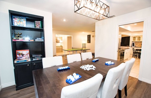 Whispering Oaks House | Fiesta Texas, Riverwalk, Pearl-5 Bdrm-4 Kings-Golf,Ping-Pong-4 TVs-Hi-Spd WIFI