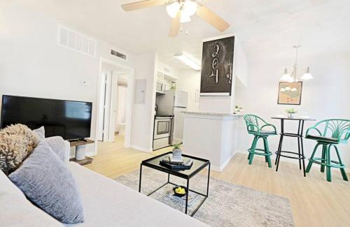 Old East Dallas Apartment | FIFA Ready Dwell By Design & Arboretum Tickets Included