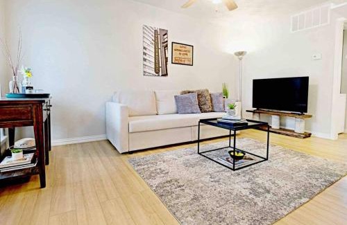 Old East Dallas Apartment | FIFA Ready Dwell By Design & Arboretum Tickets Included