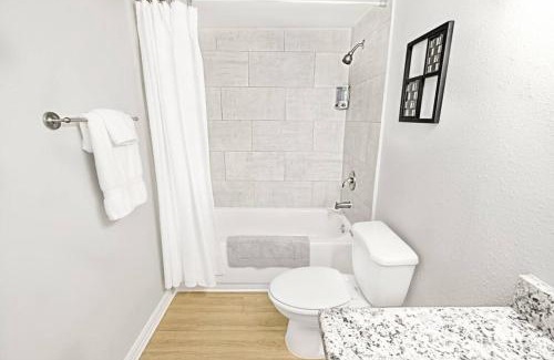 Old East Dallas Apartment | FIFA Ready Dwell By Design & Arboretum Tickets Included