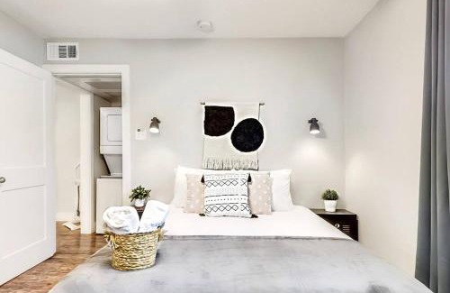 Old East Dallas Apartment | FIFA Ready Near Deep Ellum Downtown Dallas Flat