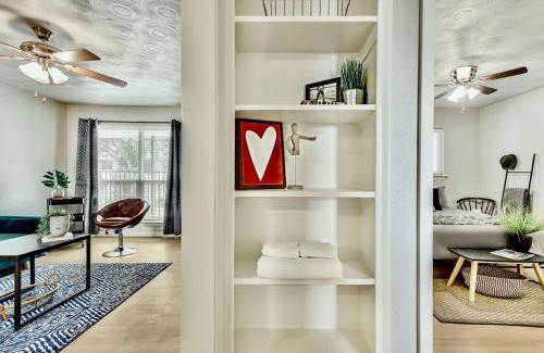 Old East Dallas Apartment | FIFA Ready The Art Deco and Arboretum Tickets Included