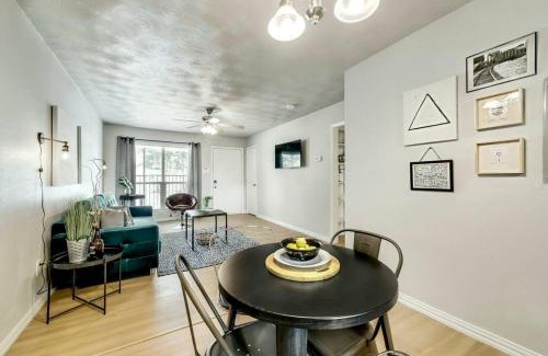 Old East Dallas Apartment | FIFA Ready The Art Deco and Arboretum Tickets Included
