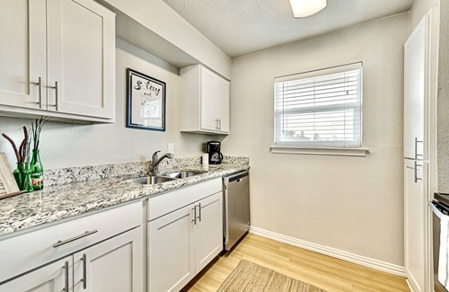 Old East Dallas Apartment | FIFA Ready The Art Deco & Arboretum Tickets Included