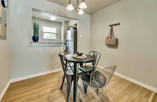 Old East Dallas Apartment | FIFA Ready The Art Deco & Arboretum Tickets Included