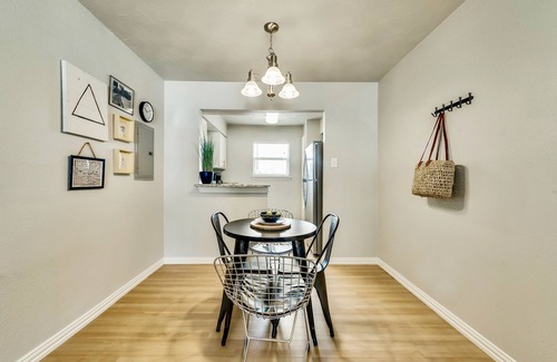 Old East Dallas Apartment | FIFA Ready The Art Deco & Arboretum Tickets Included