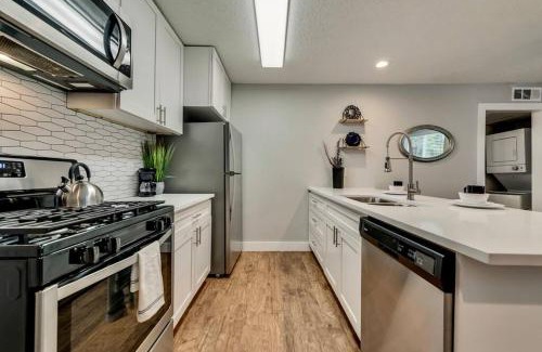 Old East Dallas Apartment | FIFA Ready The Brilliant Flat Arboretum Tickets Included