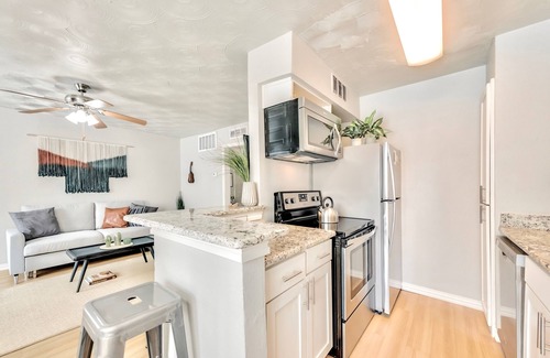 Old East Dallas Apartment | FIFA Ready The Munger Proper + Spa Pool