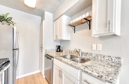 Old East Dallas Apartment | FIFA Ready The Munger Proper + Spa Pool