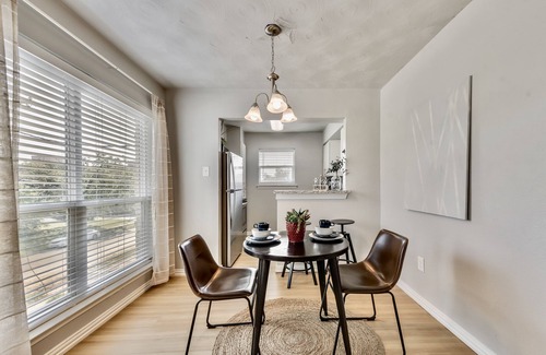 Old East Dallas Apartment | FIFA Ready The Swank ARBORETUM TICKETS INCLUDED