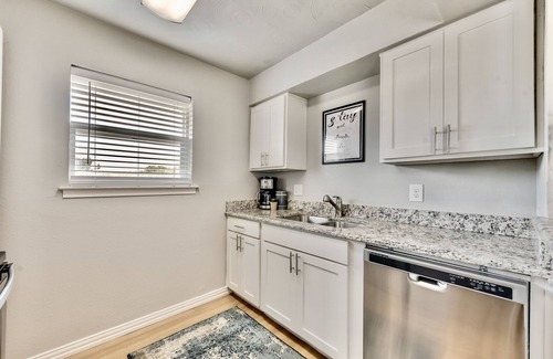 Old East Dallas Apartment | FIFA Ready The Swank ARBORETUM TICKETS INCLUDED