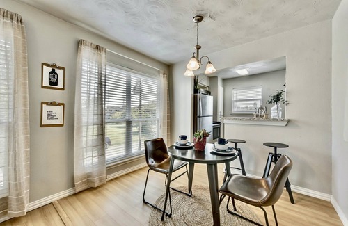Old East Dallas Apartment | FIFA Ready The Swank ARBORETUM TICKETS INCLUDED