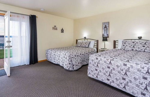 Mayfield Apartment | Fife Lake Lodge 6 Double Queen Rooms!