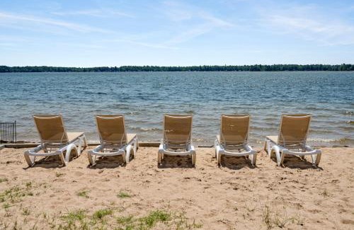 Mayfield Apartment | Fife Lake Lodge - Double Queen Room with Lake Access