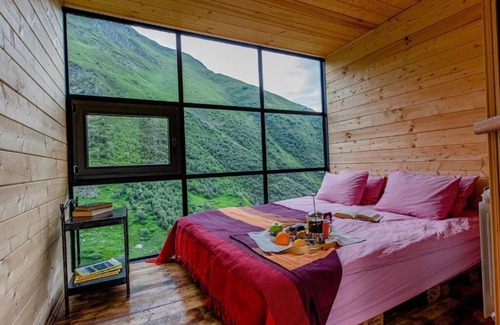 Roshka Hotel | Fifth Season
