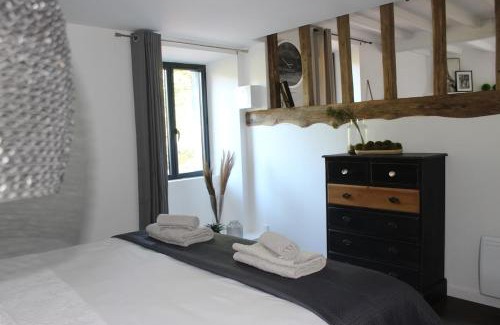 Busserolles Apartment | Fig Tree Cottage 1 x Super King or 2 x Single Beds