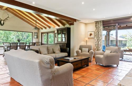 Quintueles House | Figares, casa con piscina