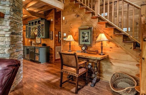 McCaysville Cabin | Fightingtown Creek Retreat - Pet Friendly, Steps to Creek, Hot Tub