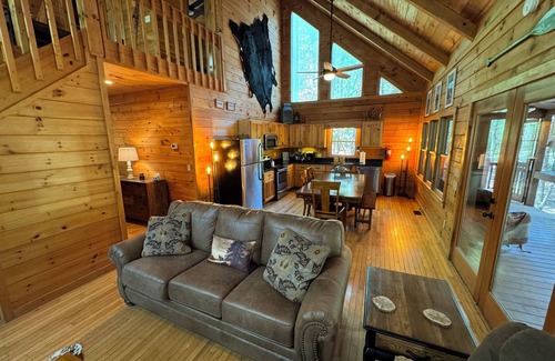Epworth Cabin | FIGHTINGTOWN CREEK. WIFI/CABLE. Sleeps 8, PET FRIENDLY. nHOT TUB, Creekside dock