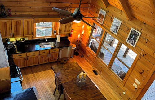 Epworth Cabin | FIGHTINGTOWN CREEK. WIFI/CABLE. Sleeps 8, PET FRIENDLY. nHOT TUB, Creekside dock