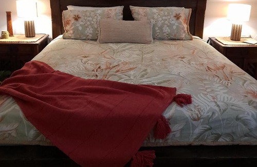 Farnborough House | Figtree Cottage - Homestay - Yeppoon