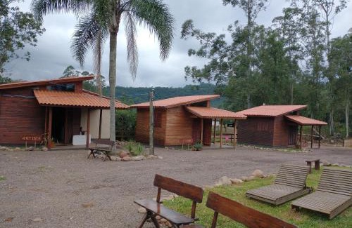 Praia Grande Ski Chalet | Figueira do Rio do Boi Chalé Ametista