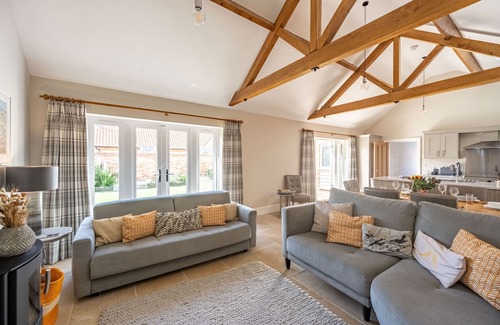 Docking House | Filby Barn - Stylish Single Storey Barn Conversion with Enclosed Garden