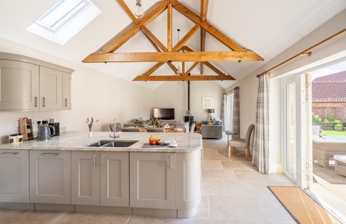 Docking House | Filby Barn - Stylish Single Storey Barn Conversion with Enclosed Garden