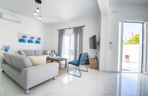 Archangelos House | Fileo Family and Friends Living