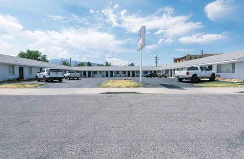 Fillmore Apartment | Fillmore Lodge: Bright Queen Room, Lowest Price!