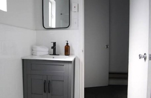 Fillmore Apartment | Fillmore Lodge: Bright Queen Room, Lowest Price!