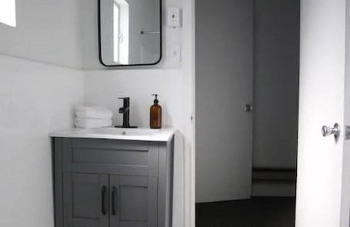 Fillmore Apartment | Fillmore Lodge: Discounted Cheerful Queen Room