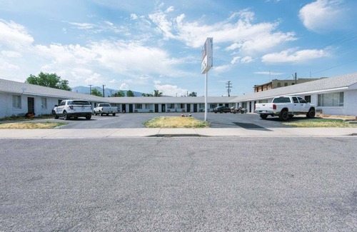 Fillmore Apartment | Fillmore Lodge: Private Queen Room, Lowest Price!