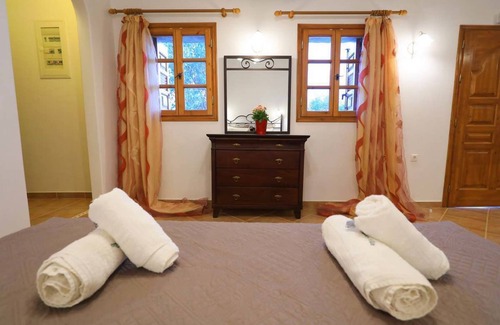 Schinoussa Town Hotel | Filoxenia by Grispos Villas