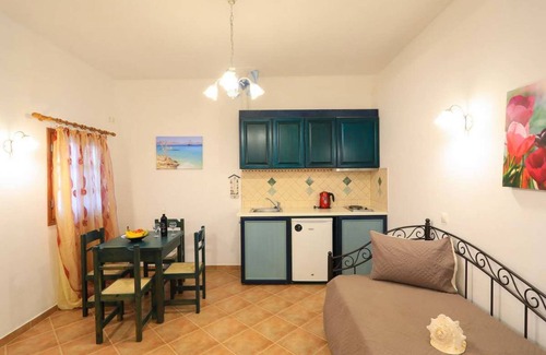 Schinoussa Town Hotel | Filoxenia by Grispos Villas