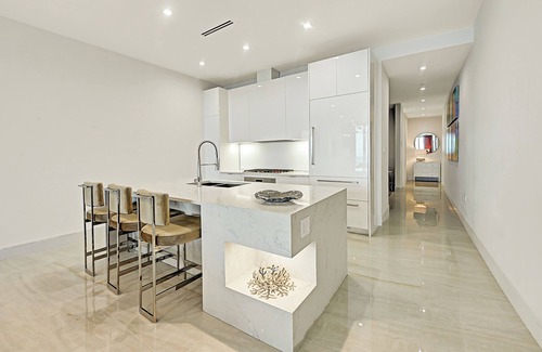 George Town Condo | FIN #14 - Art Deco Oceanfront Luxury Condo