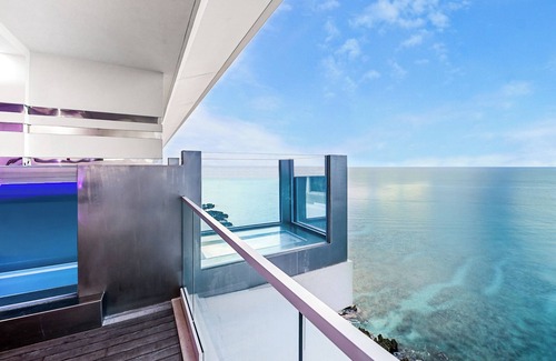 George Town Condo | FIN #14 - Art Deco Oceanfront Luxury Condo