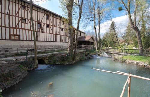 Saint-Amand-sur-Fion Villa | Finca 'Moulin du Ruet' with Garden & Wi-Fi