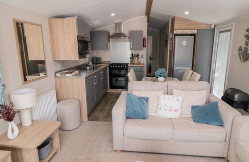 Cayton Bay Cabin | FINCH 5, country holiday cottage, with a garden in Cayton