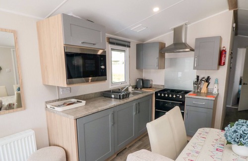 Cayton Bay Cabin | FINCH 5, country holiday cottage, with a garden in Cayton