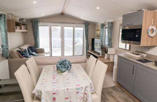 Cayton Bay Cabin | FINCH 5, country holiday cottage, with a garden in Cayton