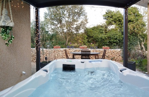 Saint-Martin-de-Londres Apartment | Finches Nest - Self-contained apartment for two with swimming pool and jacuzzi!